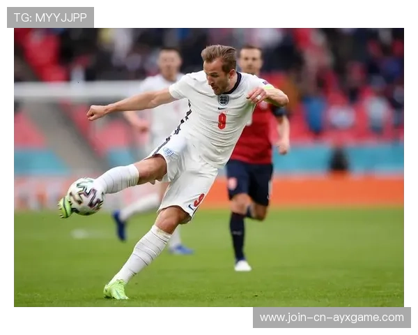 拜仁凯恩禁区中路强势扛住防守后转身推射得分